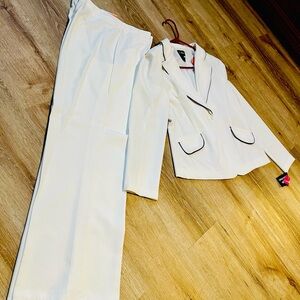 Stylish T. Milano cream Pants Suit 2 piece with black striped trim Sz 8